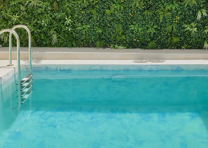 Beachside Apartment-pool-parking